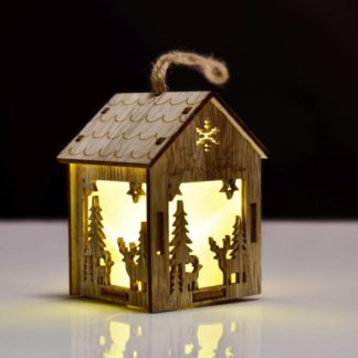 DA25782 Drewniany domek z oświetleniem LED, z motywem świątecznym